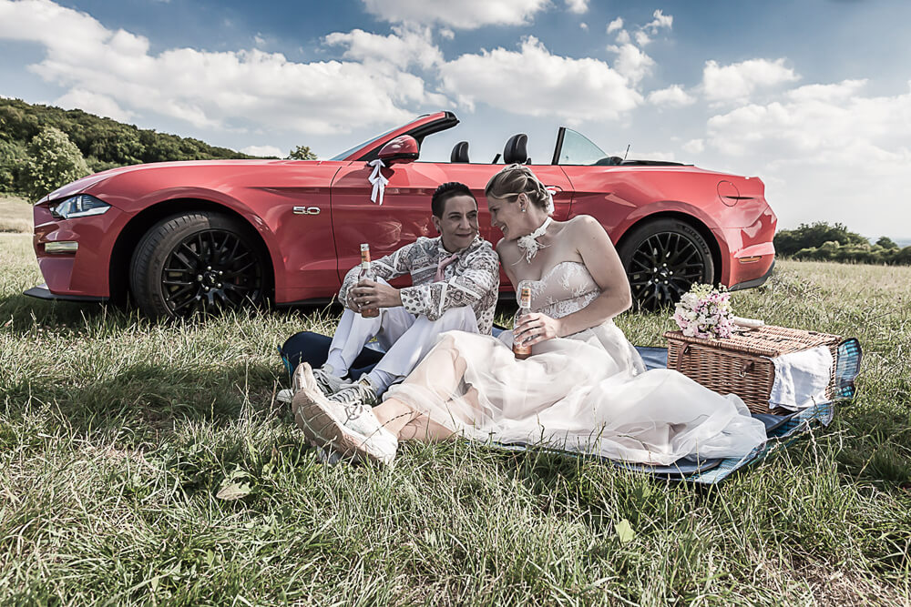 Brautpaar beim Paarshootinh auf Picknickdecke